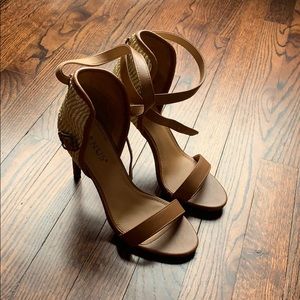 Strapped Heels: 💐